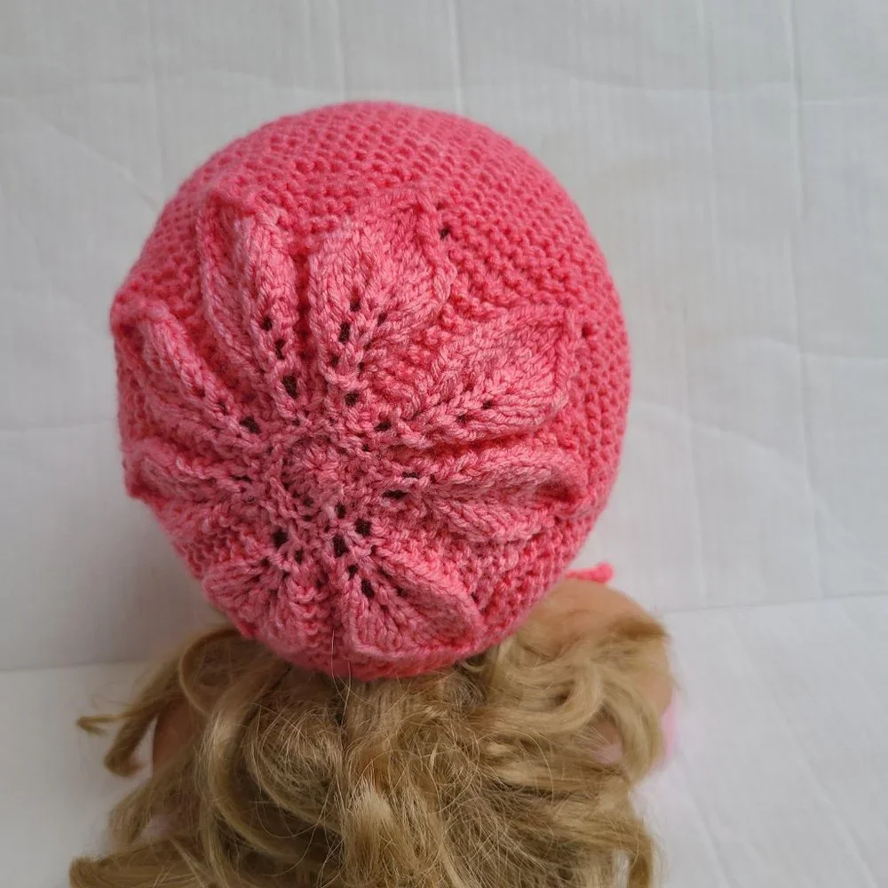Knitted bonnet for babies with leaf pattern and garter stitch Pink Size 5-8 Mnts